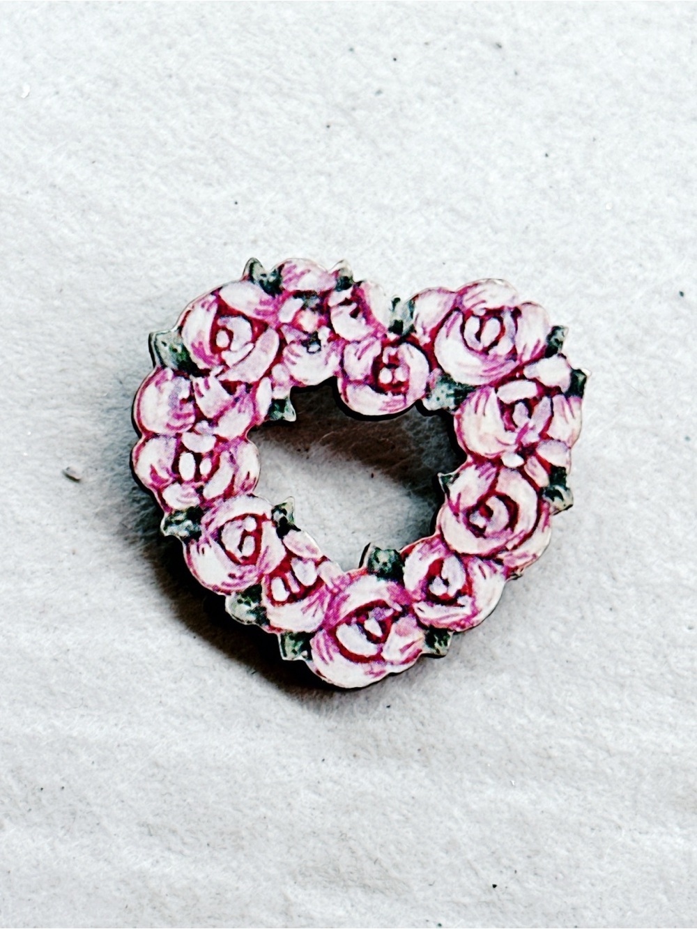 5365gc. Wood Rose Heart Brooch